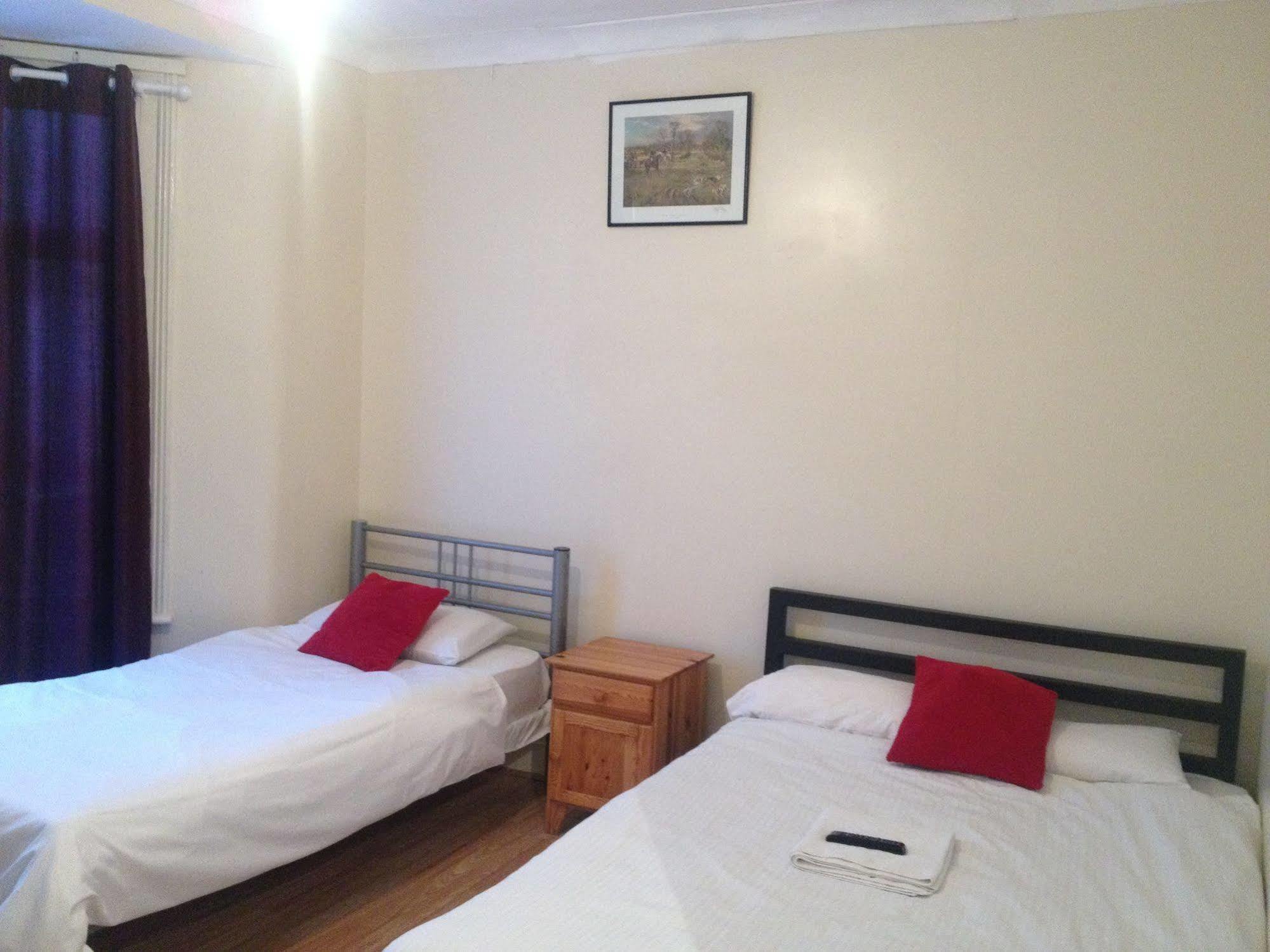 Hotel 70 Hockley Avenue Barking  Esterno foto